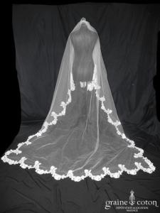 Cymbeline - Voile long de 2,5 mètres en tulle ivoire clair bordé de dentelle de Calais