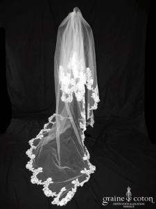 Cymbeline - Voile long de 2,5 mètres en tulle ivoire clair bordé de dentelle de Calais