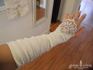 Mitaines mi longues en satin ivoire et dentelle