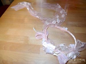 Elsa Gary - Serre tête rose avec fleurs en tissu et dentelle