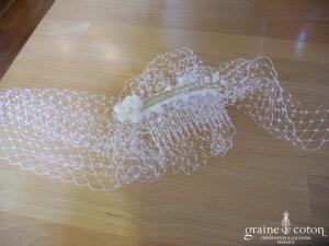 Elsa Gary - Peigne en dentelle dorée perlée avec voilette