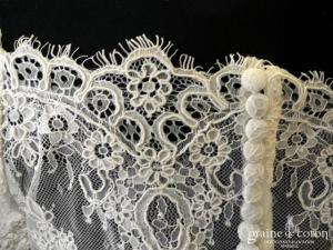 Bianco Evento - Boléro boutonné dans le dos, manches courtes en dentelle ivoire