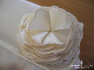 Menbur - Pochette Rocio en satin ivoire