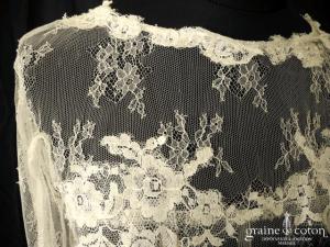 Cymbeline - Boléro en dentelle de Calais ivoire lacé dans le dos, manches longues
