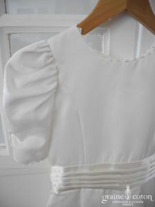 Robe de demoiselle d'honneur en satin et dentelle blanche avec manches