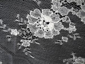 Création - Étole en fine dentelle ivoire