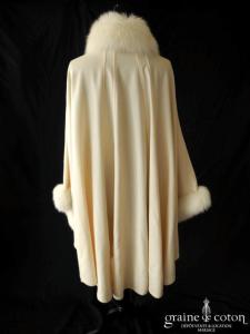 Cape en cachemire, col et manches en renard