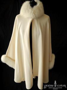 Cape en cachemire, col et manches en renard