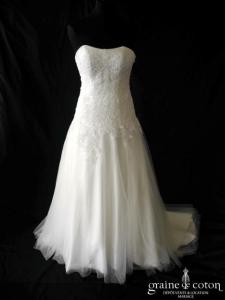 Création - Robe en dentelle brodée ivoire et tulle