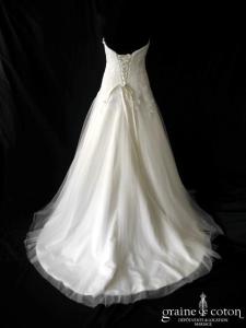 Création - Robe en dentelle brodée ivoire et tulle