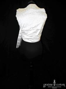 Création - Étole en soie brodée ivoire bordée d'un liseret rose