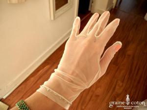 Création - Gants courts en tulle ivoire, bordés de fines perles argentées