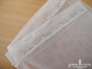 Création - Gants courts en tulle ivoire, bordés de fines perles argentées