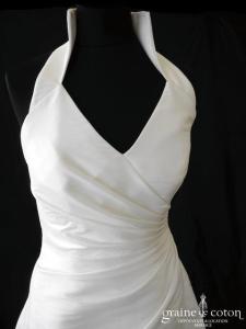 Eglantine Création - Robe en taffetas ivoire drapé avec tour de cou