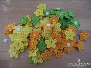 Lot de 22 mini fleurs colorées en feutrine