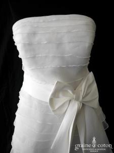 Création - Robe courte en bande d'organza ivoire clair