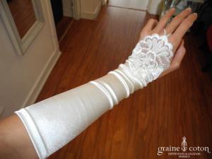 Elianna Moore - Mitaines mi longues en satin, perles et dentelle