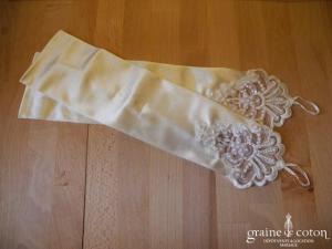 Elianna Moore - Mitaines mi longues en satin, perles et dentelle