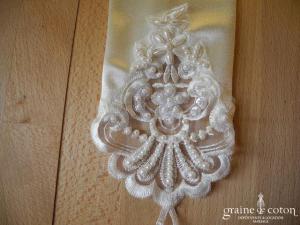 Elianna Moore - Mitaines mi longues en satin, perles et dentelle