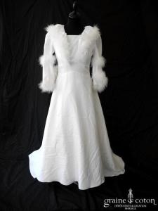 Création vintage - Robe blanche à manches longues en crêpe ornée de fourrure