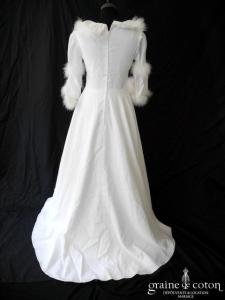 Création vintage - Robe blanche à manches longues en crêpe ornée de fourrure