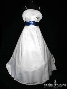 Robe une pièce en satin blanc, coupe empire et ruban bleu roi