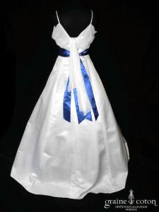 Robe une pièce en satin blanc, coupe empire et ruban bleu roi