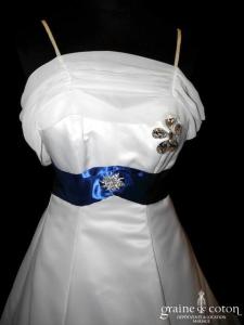 Robe une pièce en satin blanc, coupe empire et ruban bleu roi