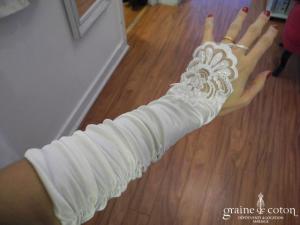 Mitaines mi longues en satin et dentelle ivoire