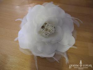 Pronuptia - Broche ou coiffe fleur en tissu et plumes ivoire
