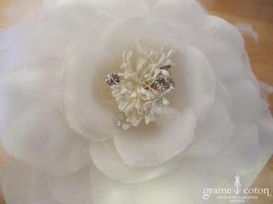 Pronuptia - Broche ou coiffe fleur en tissu et plumes ivoire