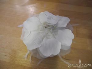 Pronuptia - Broche ou coiffe fleur en tissu et plumes ivoire