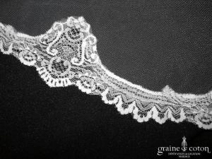 Voile long de 2,50 mètres en tulle ivoire bordé de fine dentelle