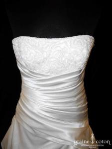 Pronovias - Prototype en satin ivoire drapé