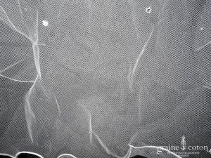 Voile court en tulle blanc orné de strass