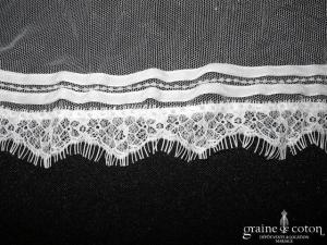 Aire Barcelona - Voile Renata long de 2,50 mètres en tulle fluide ivoire clair bordé de fine dentelle