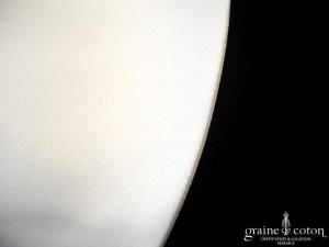 Boléro en satin ivoire, manches 3/4