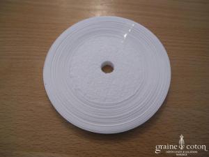 Rouleau de ruban de satin ivoire