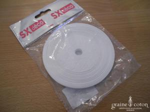 Rouleau de ruban de satin ivoire