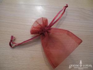 Petit sachet à dragées en organza bordeaux