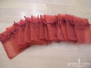 Petit sachet à dragées en organza bordeaux