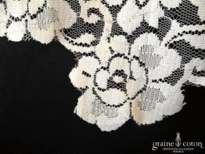 Étole façon châle en dentelle ivoire