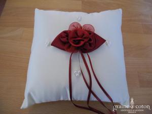 Coussin d'alliances en satin ivoire et fleur en tissu bordeaux