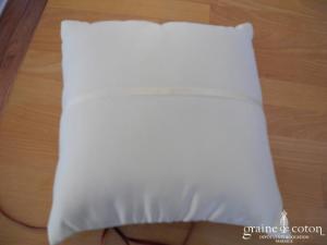 Coussin d'alliances en satin ivoire et fleur en tissu bordeaux