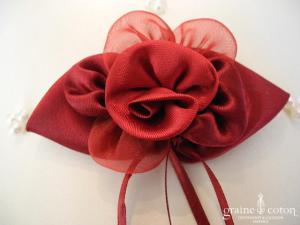 Coussin d'alliances en satin ivoire et fleur en tissu bordeaux