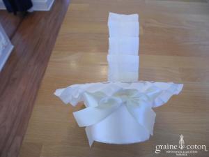 Petit panier en satin ivoire