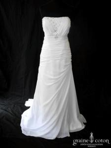 Création - Robe longue fluide en mousseline blanche drapée et ornée de strass