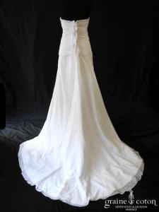Création - Robe longue fluide en mousseline blanche drapée et ornée de strass