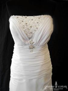 Création - Robe longue fluide en mousseline blanche drapée et ornée de strass