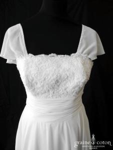Création - Robe fluide en mousseline et dentelle blanche